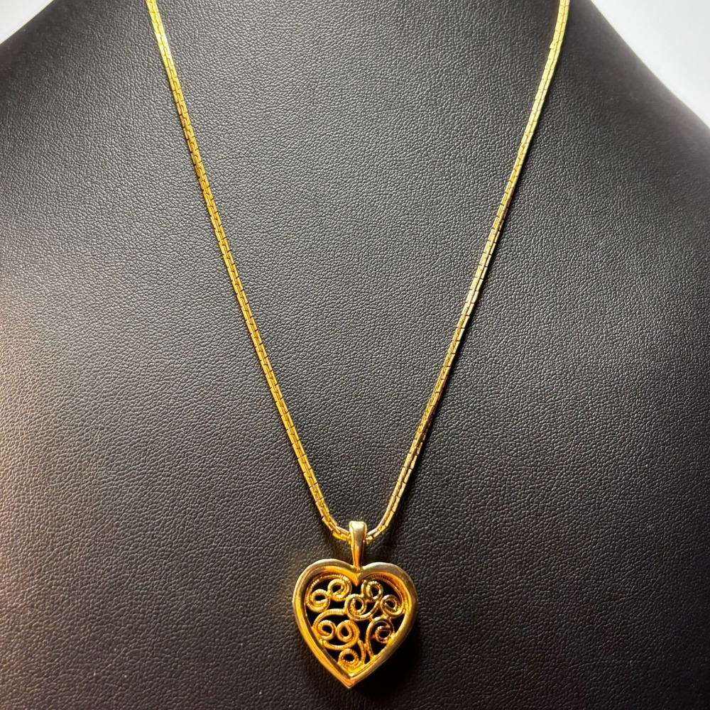 Pendant Necklace Gold Tone Delicate Filigree Heart Pendant - Picture 3 of 8